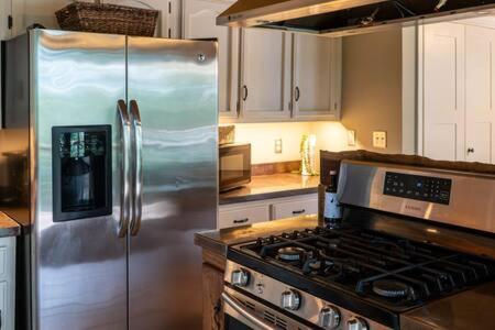 Cozy 2 Bedroom Cabin Nestled In Wooded Hideaway Monterey Exterior foto