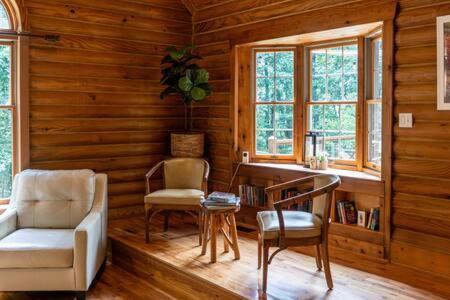 Cozy 2 Bedroom Cabin Nestled In Wooded Hideaway Monterey Exterior foto