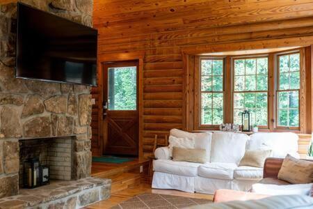 Cozy 2 Bedroom Cabin Nestled In Wooded Hideaway Monterey Exterior foto