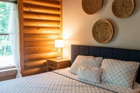 Cozy 2 Bedroom Cabin Nestled In Wooded Hideaway Monterey Exterior foto