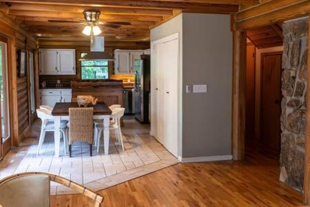 Cozy 2 Bedroom Cabin Nestled In Wooded Hideaway Monterey Exterior foto