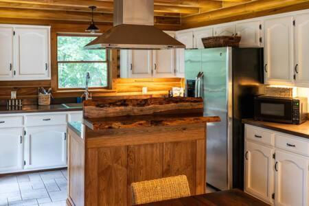 Cozy 2 Bedroom Cabin Nestled In Wooded Hideaway Monterey Exterior foto