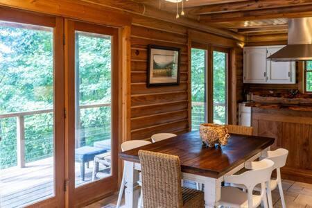 Cozy 2 Bedroom Cabin Nestled In Wooded Hideaway Monterey Exterior foto