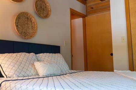 Cozy 2 Bedroom Cabin Nestled In Wooded Hideaway Monterey Exterior foto