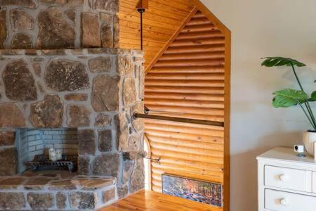 Cozy 2 Bedroom Cabin Nestled In Wooded Hideaway Monterey Exterior foto