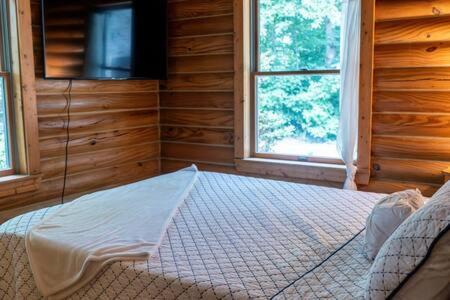 Cozy 2 Bedroom Cabin Nestled In Wooded Hideaway Monterey Exterior foto
