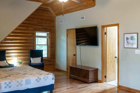 Cozy 2 Bedroom Cabin Nestled In Wooded Hideaway Monterey Exterior foto