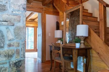 Cozy 2 Bedroom Cabin Nestled In Wooded Hideaway Monterey Exterior foto