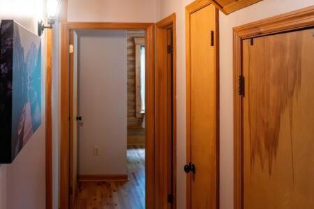 Cozy 2 Bedroom Cabin Nestled In Wooded Hideaway Monterey Exterior foto