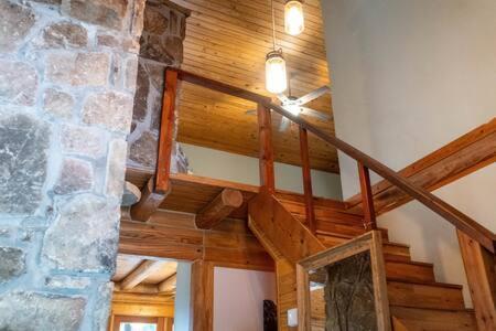 Cozy 2 Bedroom Cabin Nestled In Wooded Hideaway Monterey Exterior foto
